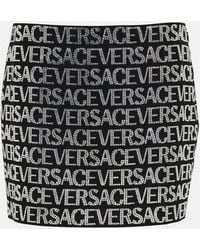 Versace - Minigonna Con Logo E Decorazioni - Lyst
