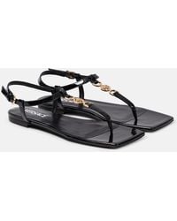 Versace - Sandalen V2025 Chain Aus Leder - Lyst