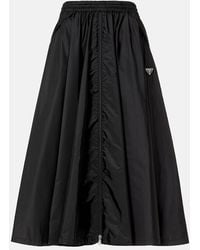 Prada - Falda Midi De Re-Nylon Con Logo - Lyst