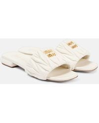 Miu Miu - Chanclas De Piel Matelasse Con Logo - Lyst