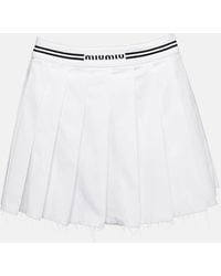 Miu Miu - Minifalda de algodon plisada con logo - Lyst
