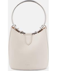 Alaïa - Bucket-Bag Ring Medium aus Leder - Lyst
