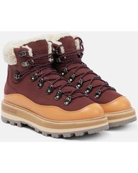 Moncler - Stivaletti Peka Trek in suede con shearling - Lyst