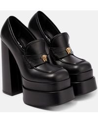 Versace - Chaussures à talon bottier aevitas noires à plateforme - Lyst