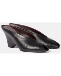 KHAITE - Cloak 75 Leather Peep-Toe Wedge Mules - Lyst