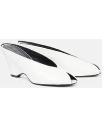 KHAITE - Cloak 75 Leather Peep-Toe Wedge Mules - Lyst