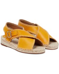 Chloé Leder Sandalen Lucinda aus Nappaleder in Gelb Damen Schuhe Flache Schuhe Espadrilles und Sandalen 