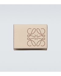 Loewe Portemonnaie Anagram aus Leder - Natur