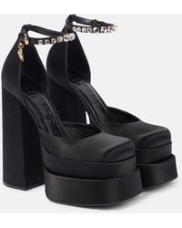 Versace - Medusa Aevitas Pumps Aus Satin Mit Verzierungen Und Plateau - Lyst