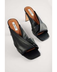 Damen Schuhe Absätze Mules NA-KD Leder Shoes Sandalen Mit Geknoteten Riemchen Und Absatz in Schwarz 