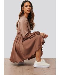 NA-KD Anika Teller x Minikleid Mit Knopfdetail - Pink