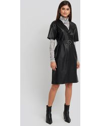 NA-KD Trend V-Front Buckle Belt PU Dress - Schwarz