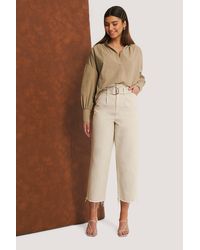 NA-KD Organisch Jeans Met Ruwe Zoom En Riem - Naturel
