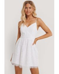 NA-KD Pamela x Reborn Recycelt Spitzen-Minikleid Mit Dünnen Trägern - Weiß