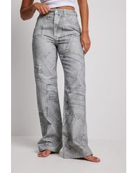 NA-KD Bedruckte Jeans - Grau