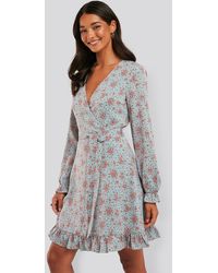 NA-KD Boho Blumenkleid Mit Taillenschnürung Und Rüschendetail - Blau