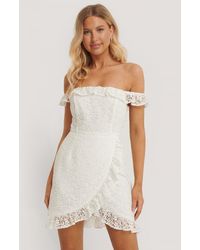 NA-KD Pamela x Reborn Recycelt Schulterfreies Wickelkleid Mit Spitze - Weiß