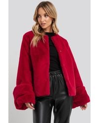 NA-KD Cropped Faux Fur Jacket - Rood