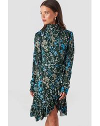 NA-KD Trend High Neck Floral Wrap Dress - Grün