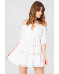 NA-KD Debiflue x Off Shoulder Crochet Dress - Weiß
