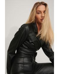NA-KD Cropped Wikkelblazer - Zwart
