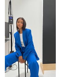 Damen Bekleidung Hosen und Chinos Ausgestellte und Palazzo Hosen NA-KD Synthetik Trend Gedruckte recycelte Anzughose mit mittlerer Taille in Blau 