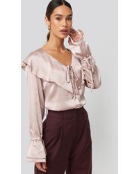 NA-KD Flounce Satin Structured Blouse - Roze