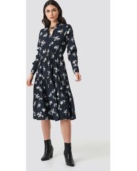 NA-KD Front Keyhole Flounce Midi Dress - Zwart