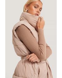 NA-KD Gevoerde Bodywarmer Met Riem - Naturel