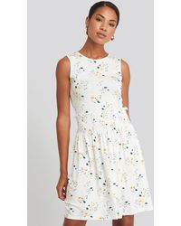 NA-KD Sleeveless Floral Print Skater Dress - Weiß