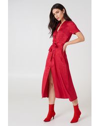 NA-KD Boho Tie Waist Jacquard Satin Dress - Rot