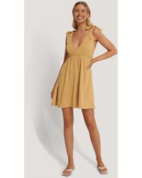 NA-KD Stéphanie Durant x Minikleid Mit Tiefem V-Ausschnitt Und Trägern - Natur