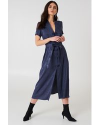 NA-KD Tie Waist Jacquard Satin Dress - Blauw