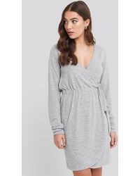 NA-KD Overlap Light Knitted Dress - Grau