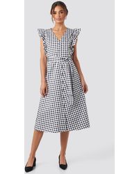 NA-KD Belted V-Neck Ruffle Midi Dress - Mehrfarbig