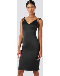 NA-KD Anna Nooshin x V-neck Tied Straps Dress - Schwarz