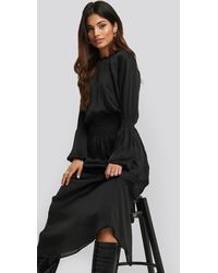 NA-KD Smocking Detail Satin Midi Dress - Schwarz