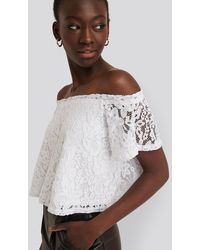 NA-KD Trend Schulterfreies Spitzen-Top - Weiß