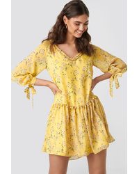 NA-KD Kae Sutherland x Ruffle V Neck Mini Dress - Gelb