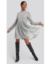 NA-KD Boho Frill Neck Embroidery Dress - Grau