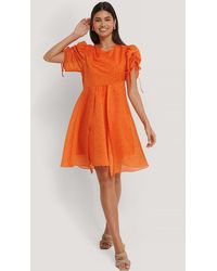 NA-KD Trend Organza Puffärmelkleid - Orange