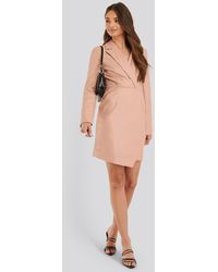 NA-KD Pu Blazer Kleid - Pink