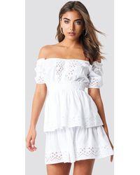 NA-KD Iva Nikolina x Off Shoulder V Neck Crochet Frill Dress - Weiß