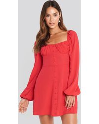 NA-KD Chloé B x Ruffle Detail Button Dress - Rot