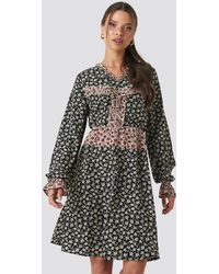 NA-KD Boho Patch-Print Frill Detail Dress - Schwarz