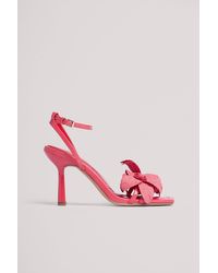 NA-KD Shoes High Heels mit großem Blütendetail - Pink