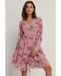 NA-KD Chiffon Wikkeljurk Met Bloemenprint - Roze