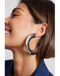 Damen Schmuck Ohrringe und Ohrmanschetten doppelte Kreolen und Ohrklemme in Mettallic NA-KD Accessories Recycelter große 