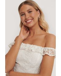 NA-KD Pamela x Reborn Recycelt Schulterfreies Wickelkleid Mit Spitze - Weiß