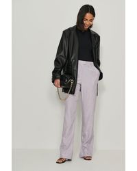 NA-KD Synthetik Classic Fließende Hose mit Seitenschlitz in Lila Damen Bekleidung Hosen und Chinos Hose mit gerader Passform 